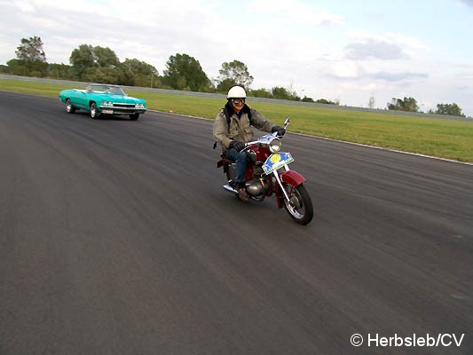 Bild: Wo sonst nur Porschefahrzeuge ihre Runden drehen dürfen, gestattete der Fahrzeughersteller für 1 Stunde die Nutzung der Renn-& Teststrecke. Die Curbici-Teilnehmer hatten bei diesem einmaligen Erlebnis viel Freude.