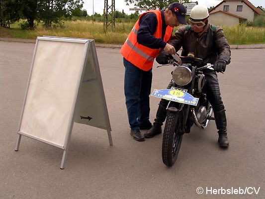 Bild: Sonderprüfung in der Ortschaft Glebitzsch: Hier hieß es Fahren nach Zeit. Auf einer vorgeschriebenen Fahrstrecke durch das Dorf, wurde die Zeit gemessen.