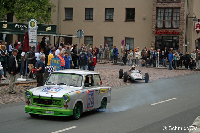 Bild: Rallyefahrten mit historischen Pkws und Motorrädern am Sonntag. Die Fahrten führten durch den abgesperrten Altstadtring Zörbigs.