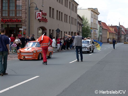 Bild: Am Sonntag-Vormittag wurde die Zörbiger Innenstadt für den öffentlichen Straßenverkehr gesperrt. Hunderte Zuschauer an den Straßenzügen Zörbigs konnten historische Rennfahrzeuge mit ihren Fahrern bewundern.