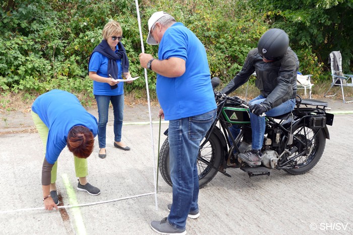 Bild: Geschick war in Göttnitz gefragt: Hier musste das Fahrzeug mittig nach links und rechts sowie geringstem Abstand nach vorne geparkt werden.