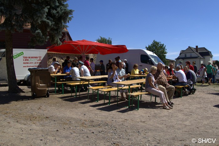 Bild: Eintreffen der Teilnehmer und Ausstellungsfahrzeuge auf dem Zörbiger Schloßparkplatz am Samstag-Vormittag.