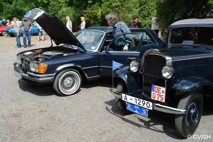 Bild: Eintreffen & Ausstellung der Oldtimer auf dem Zörbiger Schloßparkplatz.