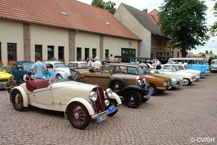 Bild: Fahrzeugschau auf dem Innenhof des Rittergutes.