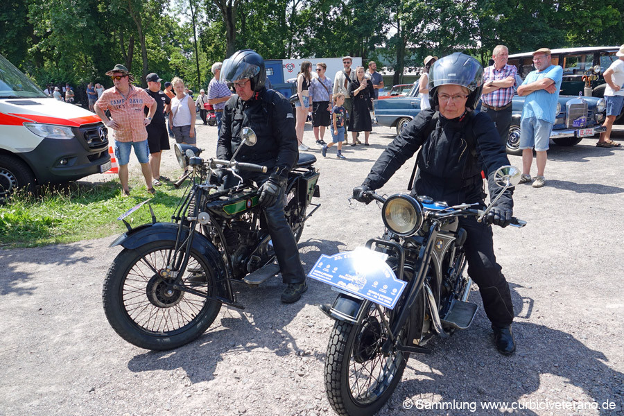 Start zur Ausfahrt: Im knappen Minutenabstand, starteten die Fahrzeuge nach Biendorf bei Köthen. Fahrtleiter Ralf Zschoche mit Tochter Anne stellte Fahrzeug und Fahrer dem Publikum vor. Bild: Start zur Ausfahrt: Im knappen Minutenabstand, starteten die Fahrzeuge nach Biendorf bei Köthen. Fahrtleiter Ralf Zschoche mit Tochter Anne stellte Fahrzeug und Fahrer dem Publikum vor.