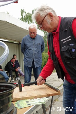 Bild: Sonderprüfung Erbsenschlagmaschine: Die durch ein Schlauch rollende Erbse musste auf dem Schlagbrett mit dem Hammer getroffen werden.