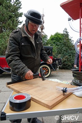 Bild: Sonderprüfung Erbsenschlagmaschine: Die durch ein Schlauch rollende Erbse musste auf dem Schlagbrett mit dem Hammer getroffen werden.