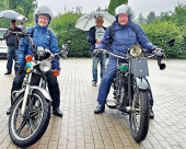 Eva Borchardt (l.) kam auf einer Suzuki GS 400L von 1984, Axel Borchardt mit einem NSU Tourenmodell von 1925.