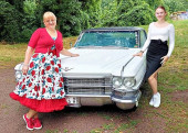 Andrea Kostanski und Tochter Liliana am Cadillac Deville von 1963
