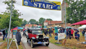 Am Start zur Rallye nach Dessau werden den Zuschauern jedes Fahrzeug und jeder Fahrer vorgestellt.